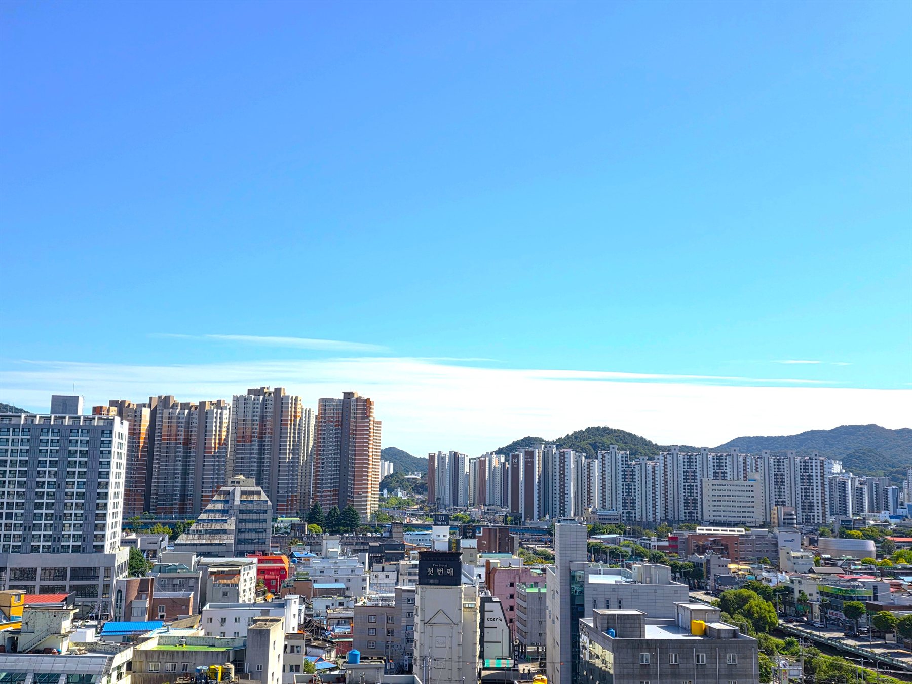 도심과 산이 보이는 창밖 풍경
